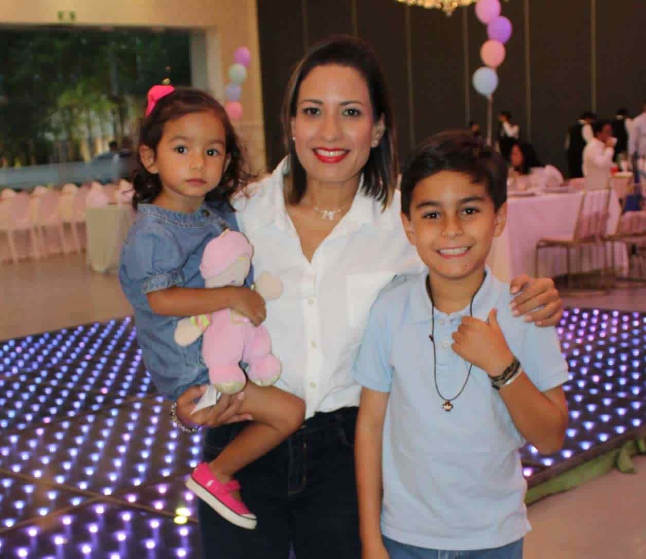 Gaby con Mari´a Regina y Manuel Enrique