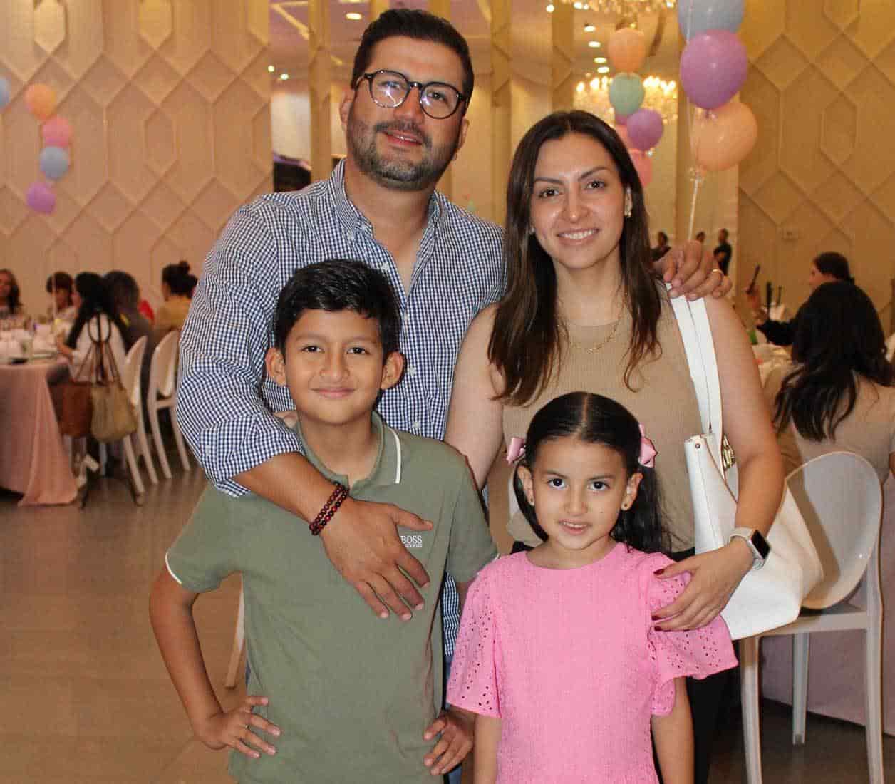 Francisco y Roxana con sus peques