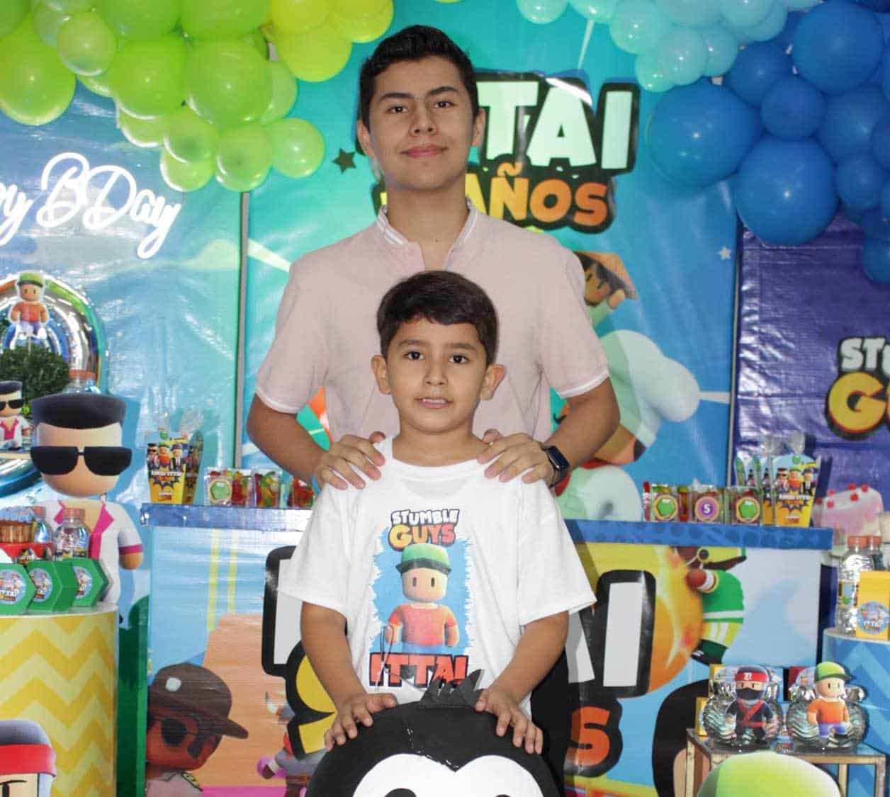 Hermanos disfrutando la celebracio´n