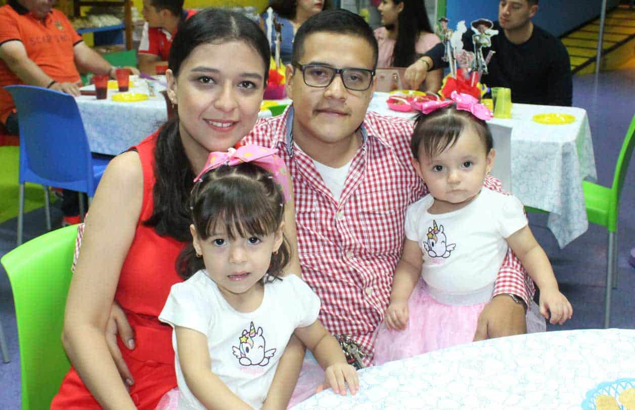 Dinora y Cristian con Cristina y Constanza