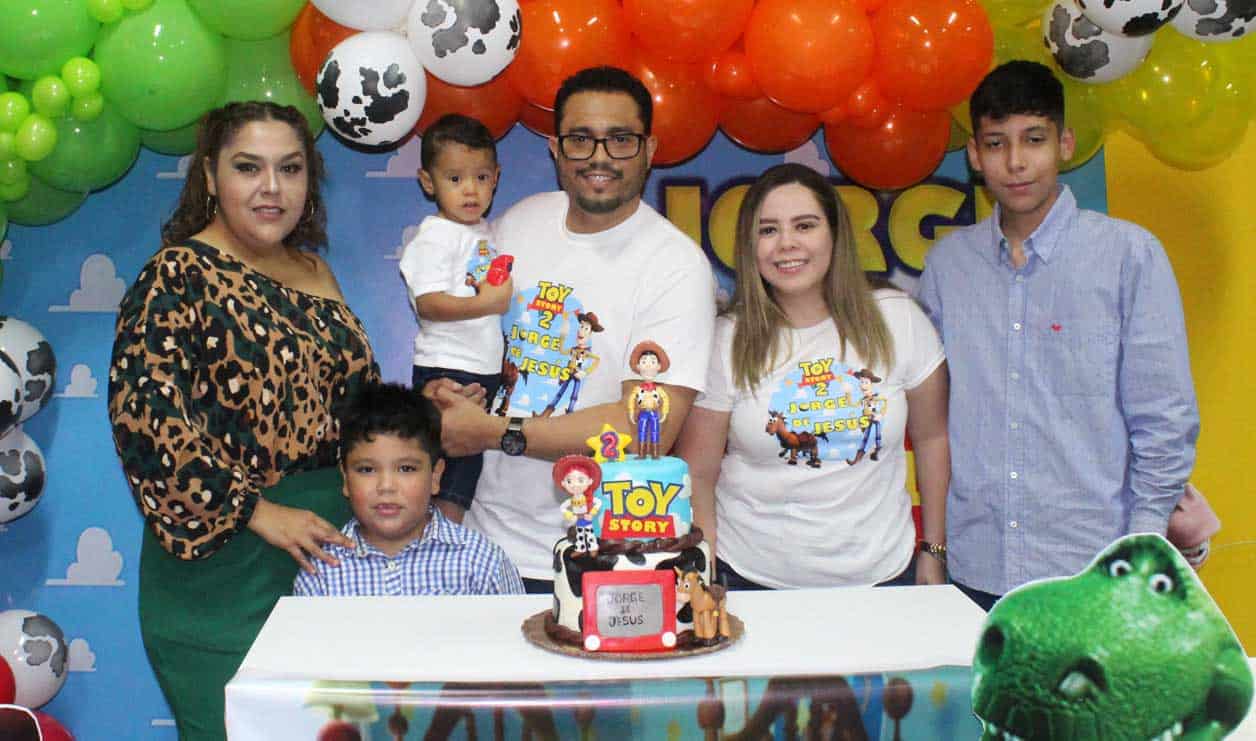 Almendra, Thiago y Luis