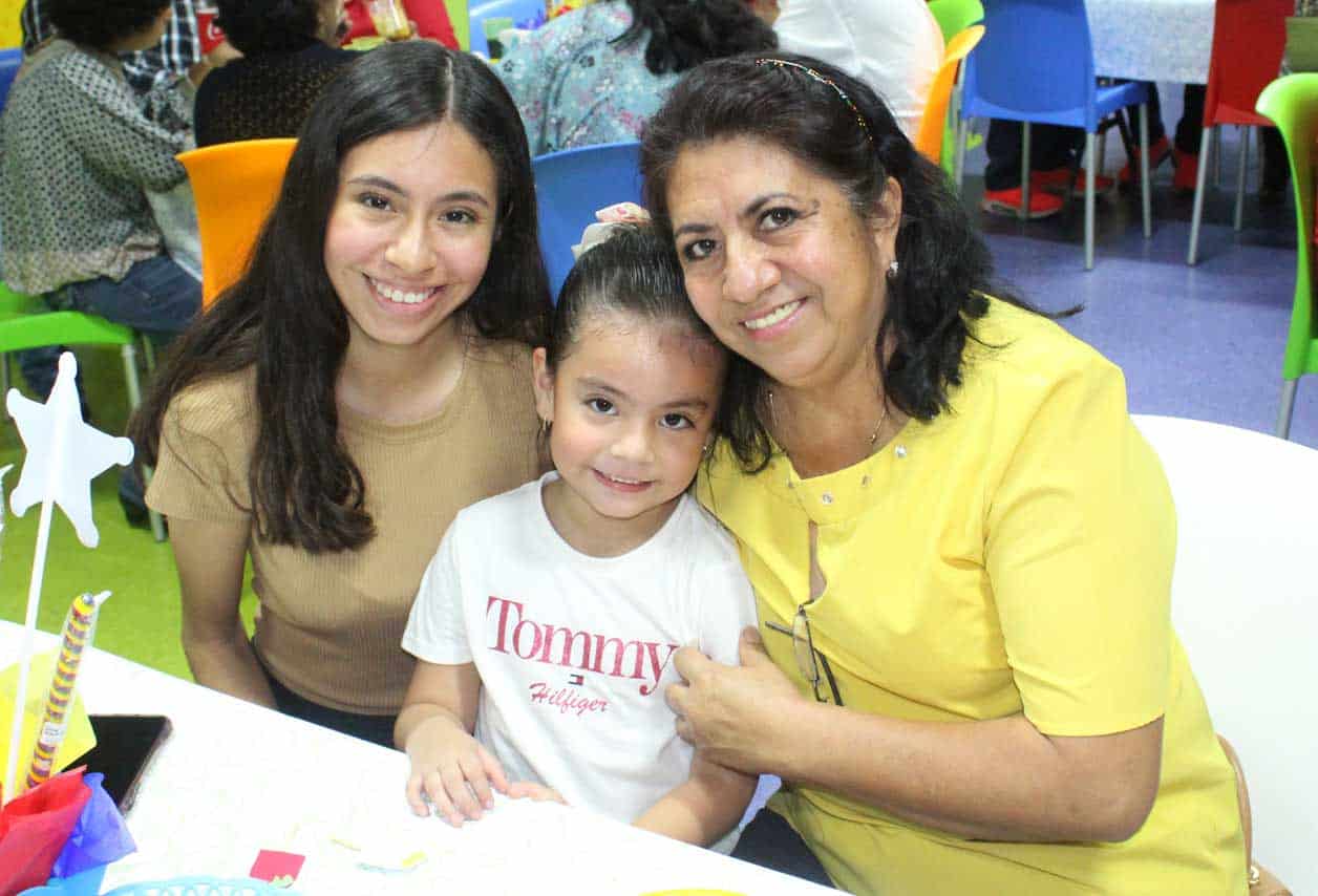 Daniela, Nirvana y Mari´a de Lourdes