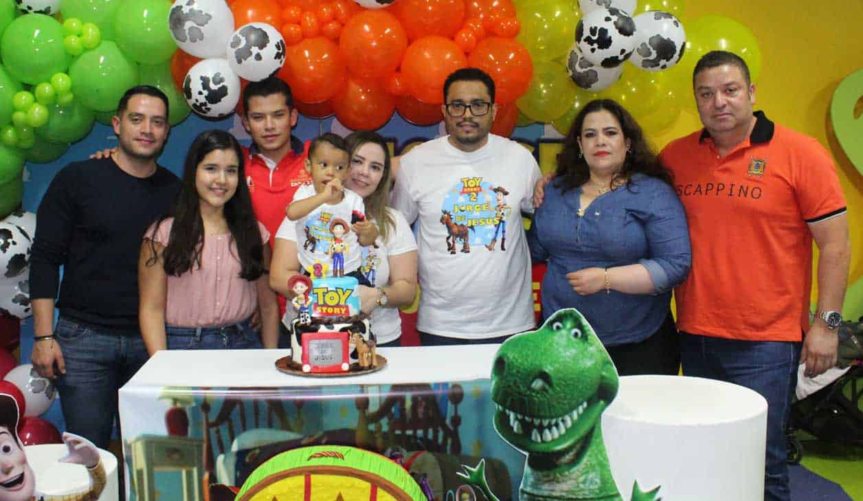 Acompan~ados de He´ctor, Elva, Rodrigo, Luvia y Rodrigo