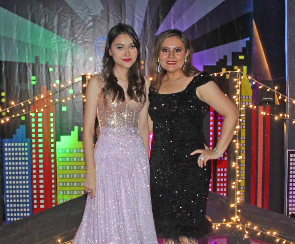 En compan~i´a de su mama´