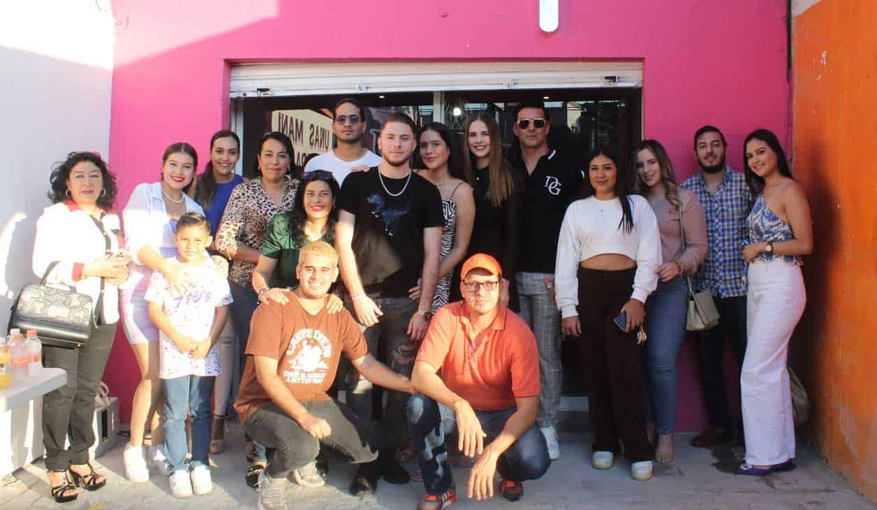 Felices en el evento