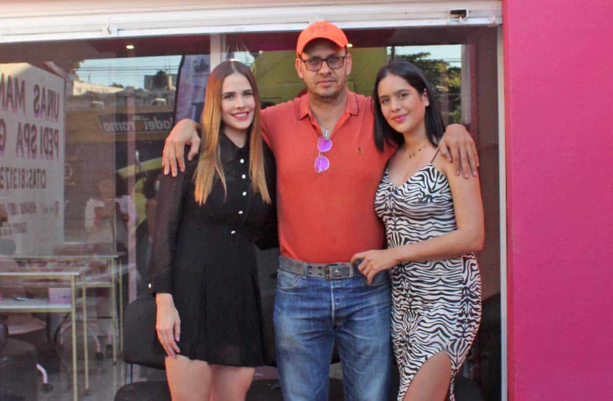 En compan~i´a de su papa´