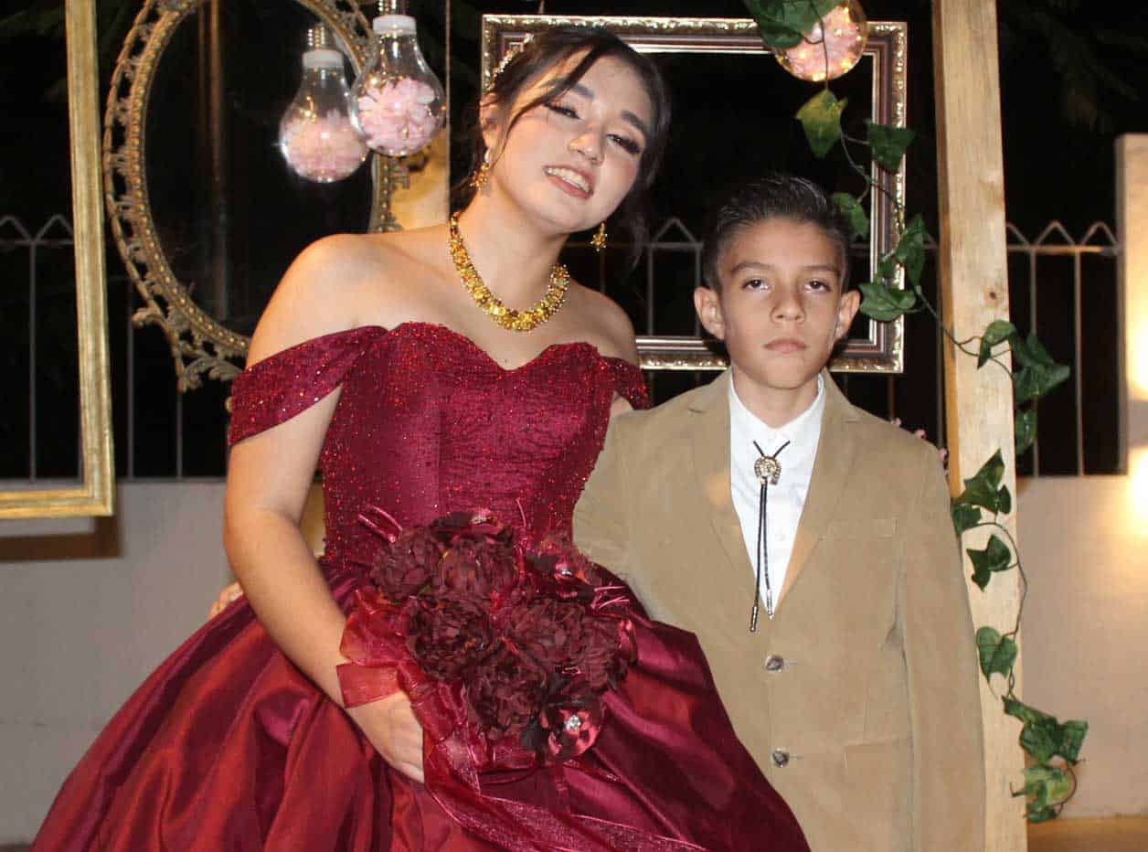 En compan~i´a de su hermano