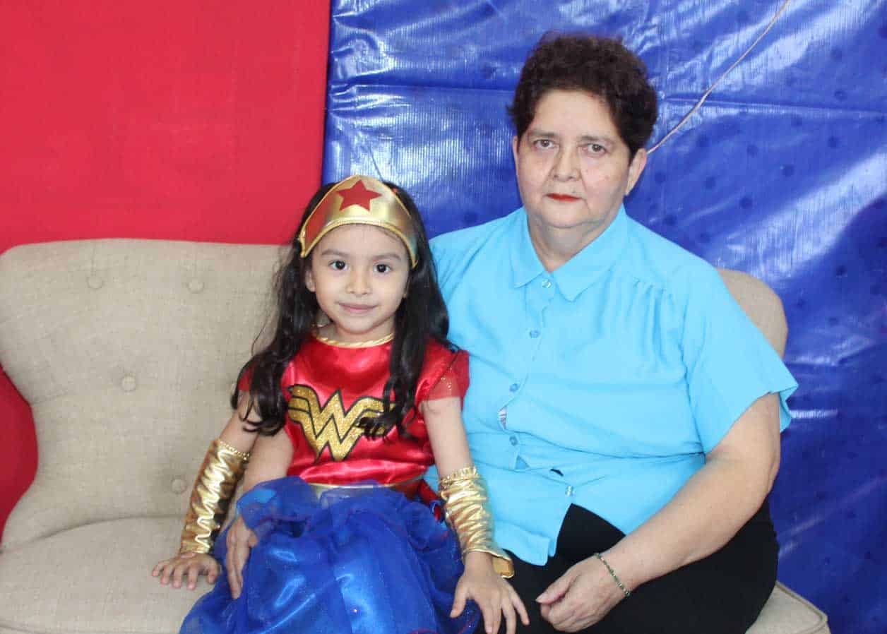 Junto a su abuelita Patricia