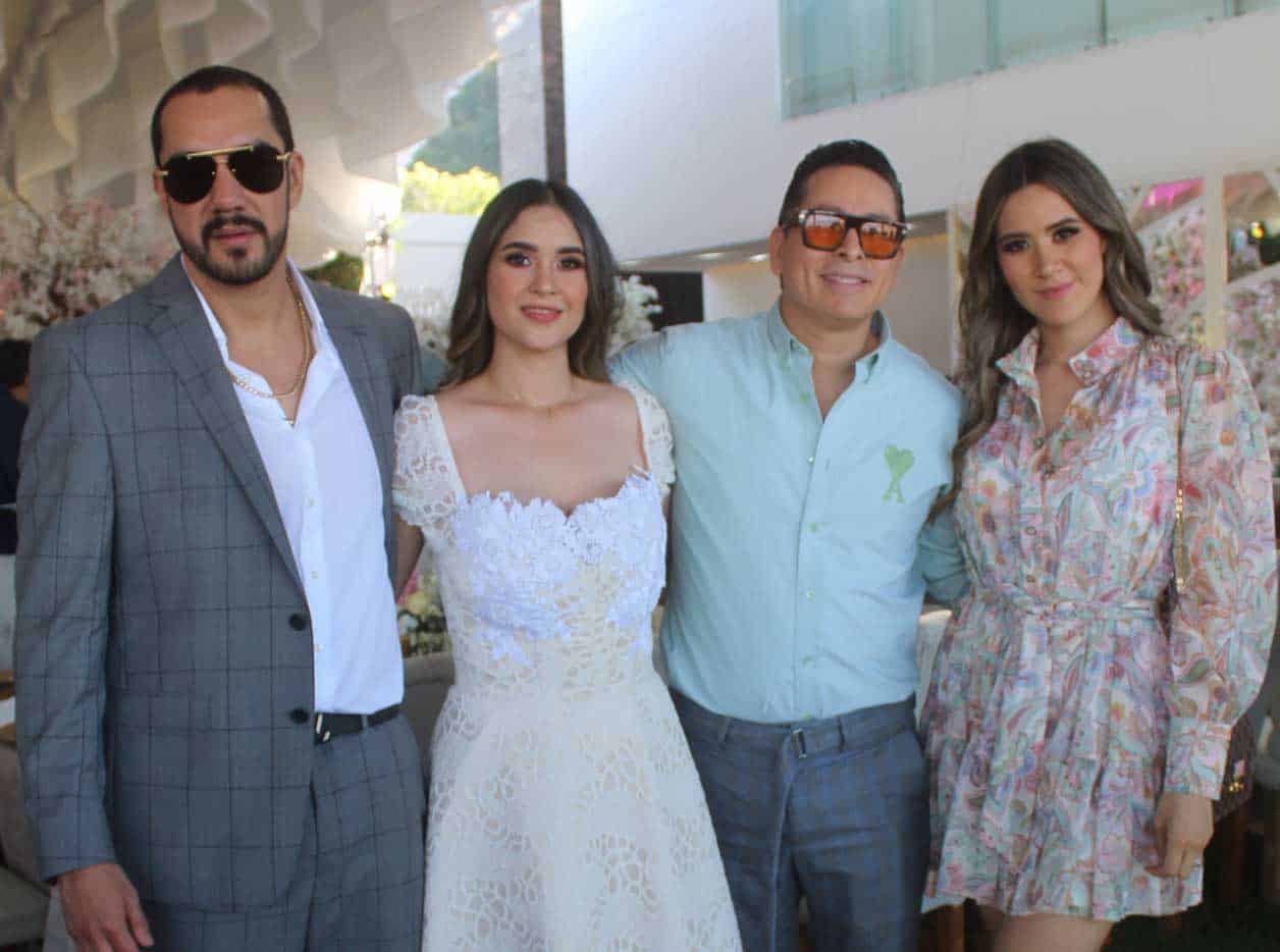 Los anfitriones con Jorge y Michelle