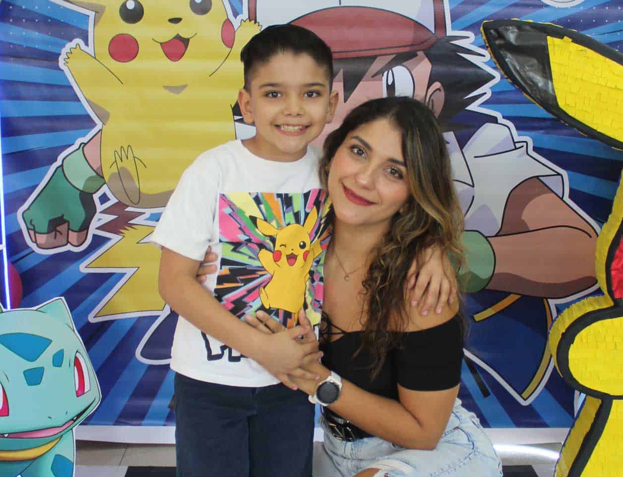 Emilio en compan~i´a de su mama´ Carolina