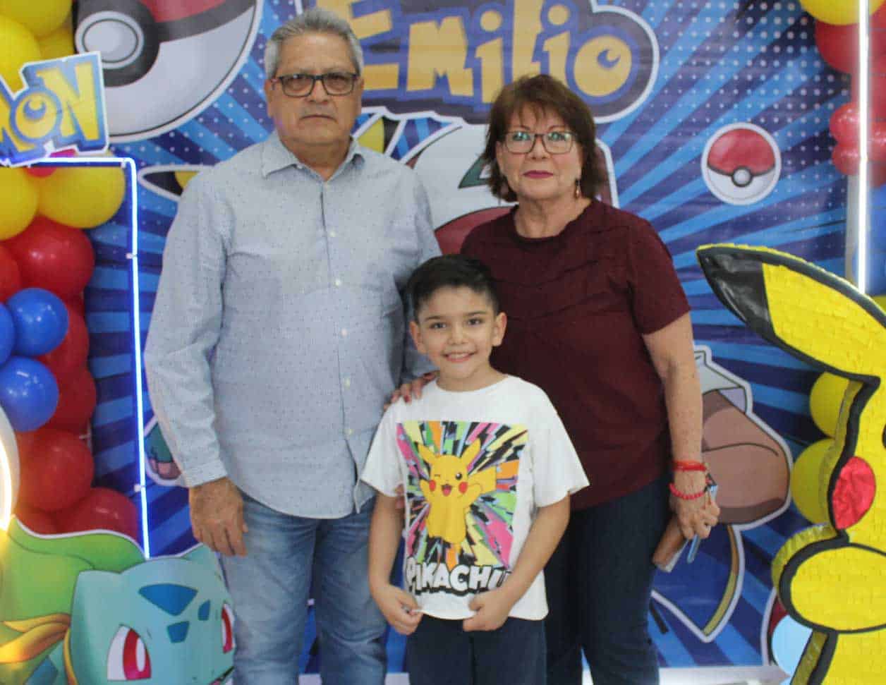 Emilio con sus abuelitos