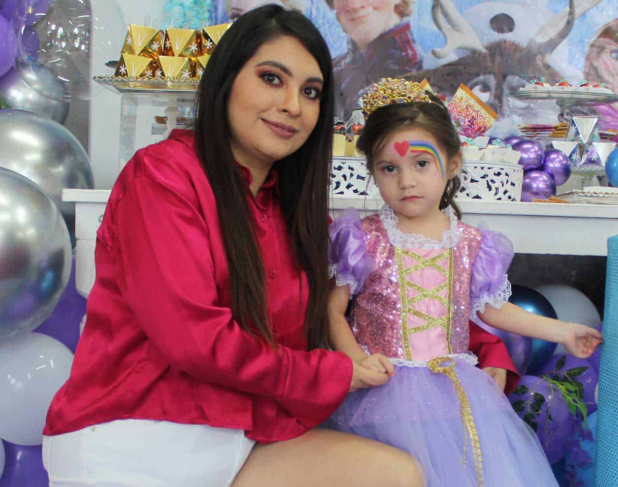 Valentina, en compan~i´a de su mami