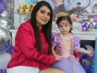 Valentina, en compan~i´a de su mami