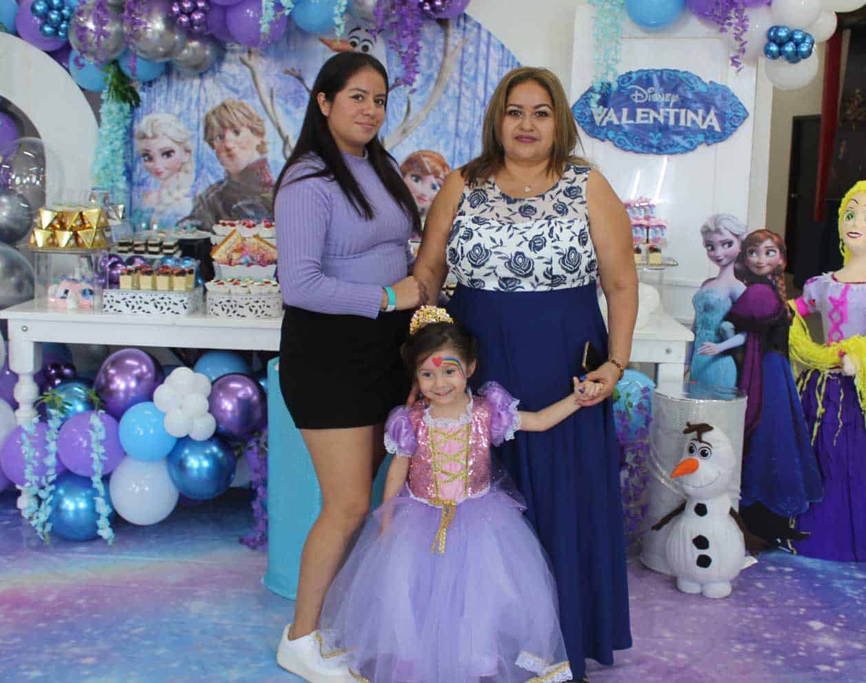 Valentina con su ti´a y su abuelita