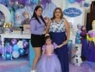Valentina con su ti´a y su abuelita