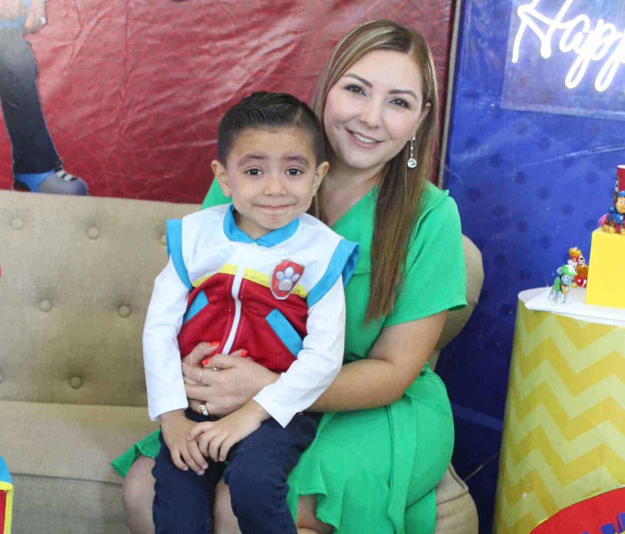 En compan~i´a su mama´ Gabriela