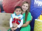 En compan~i´a su mama´ Gabriela