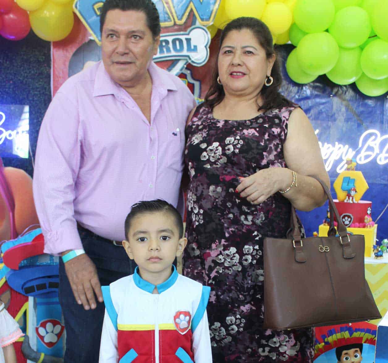 Gustavo, Mari´a de Lourdes y Leo´n
