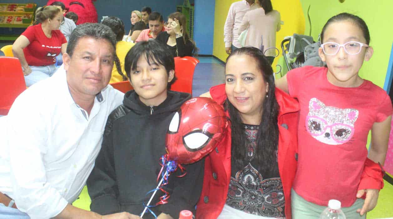 Juan, Alejandro, Lorena y Victoria