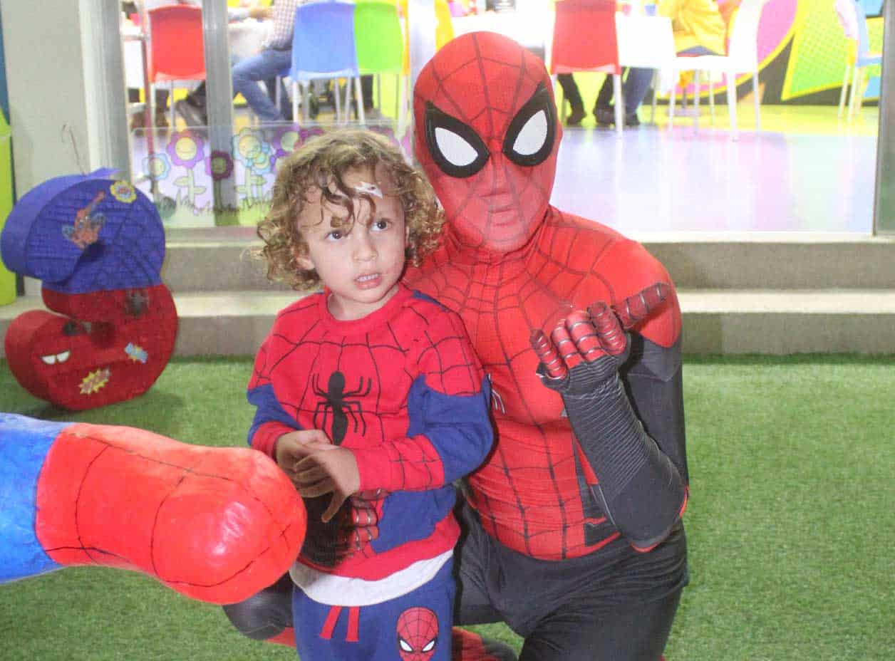 El cumplean~ero con Spiderman