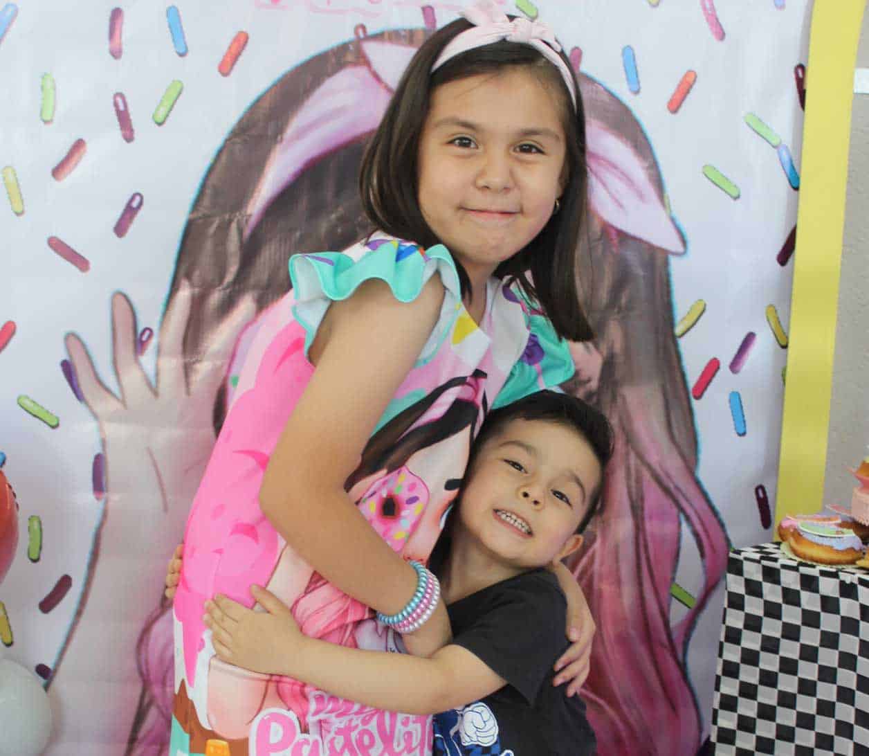 Sofi´a con su hermanito