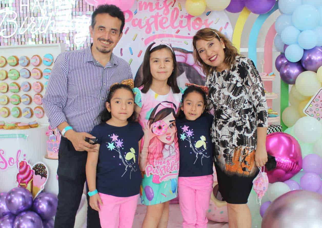 Dulce Mari´a y Mari´a Jose´, con sus papa´s y la festejada