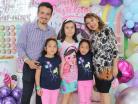 Dulce Mari´a y Mari´a Jose´, con sus papa´s y la festejada