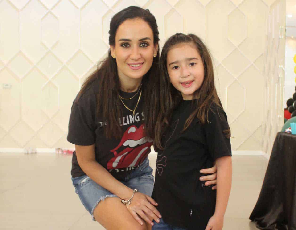 Inés en compan~i´a de su mami