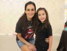 Inés en compan~i´a de su mami