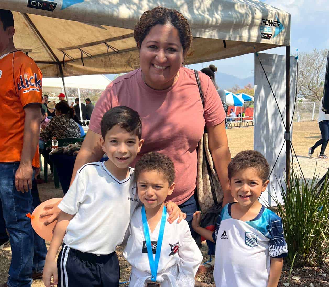 Kristell con sus hijos