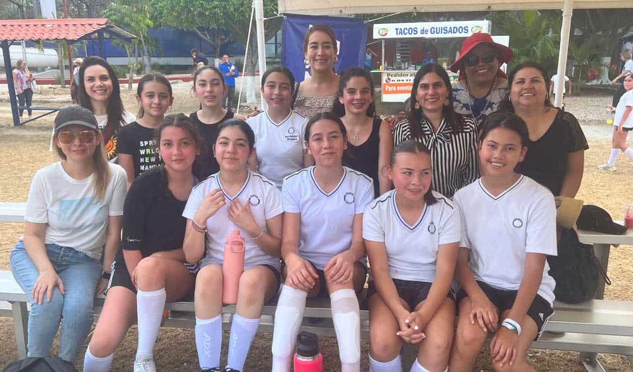 Nin~as de secundaria con sus mama´s