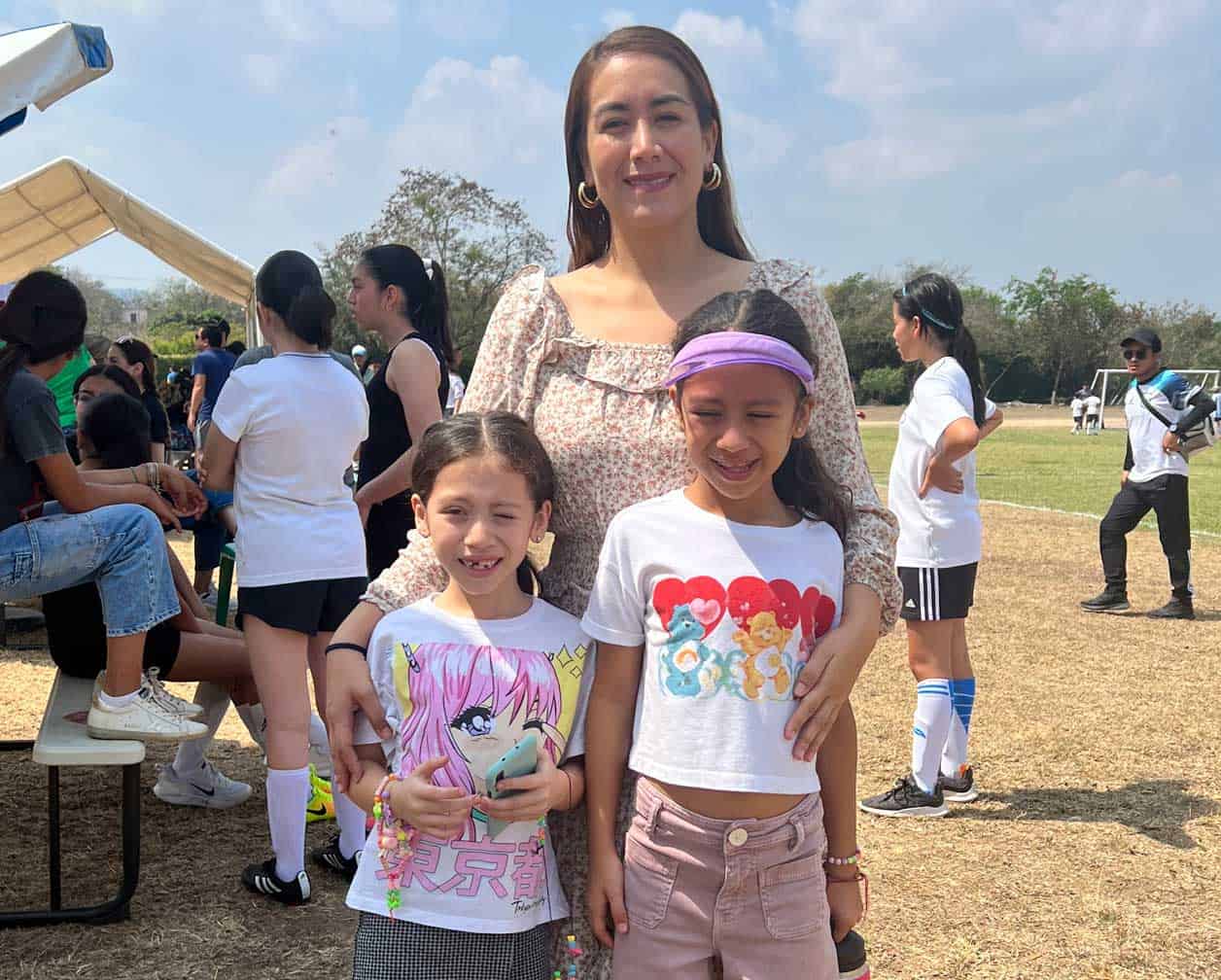 Luzma con sus hijas