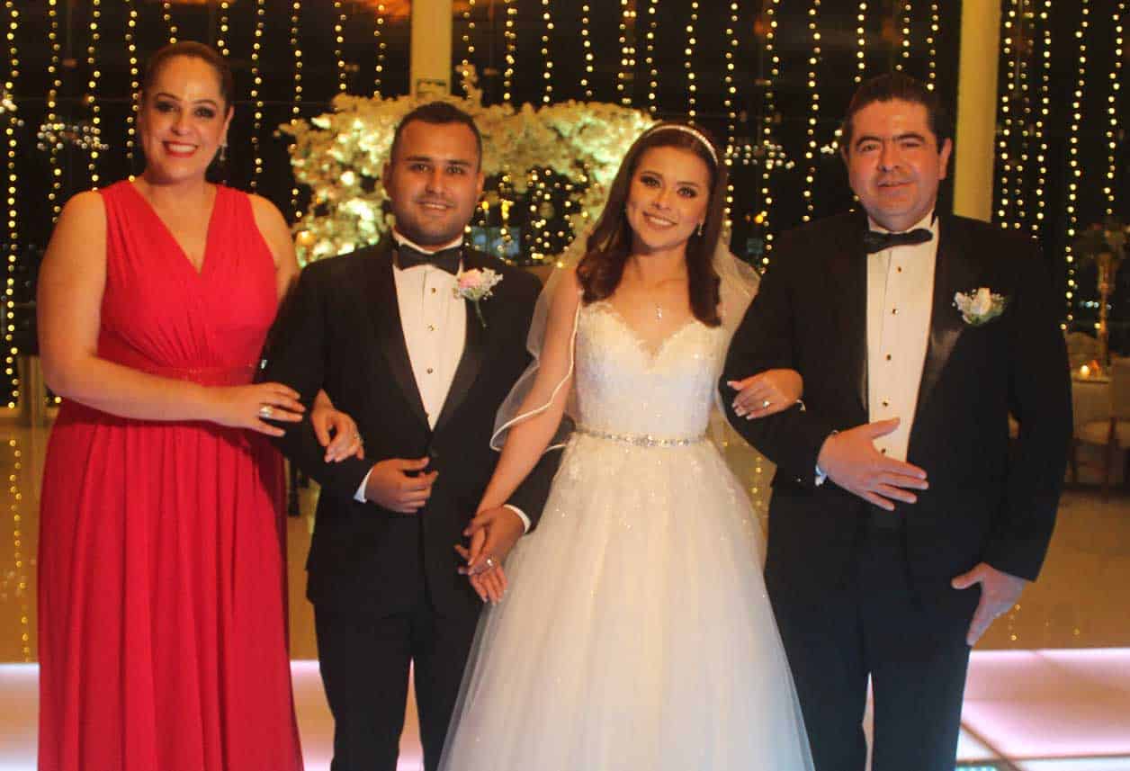 Acompan~ados de Isabel y Roberto, padrinos de la boda