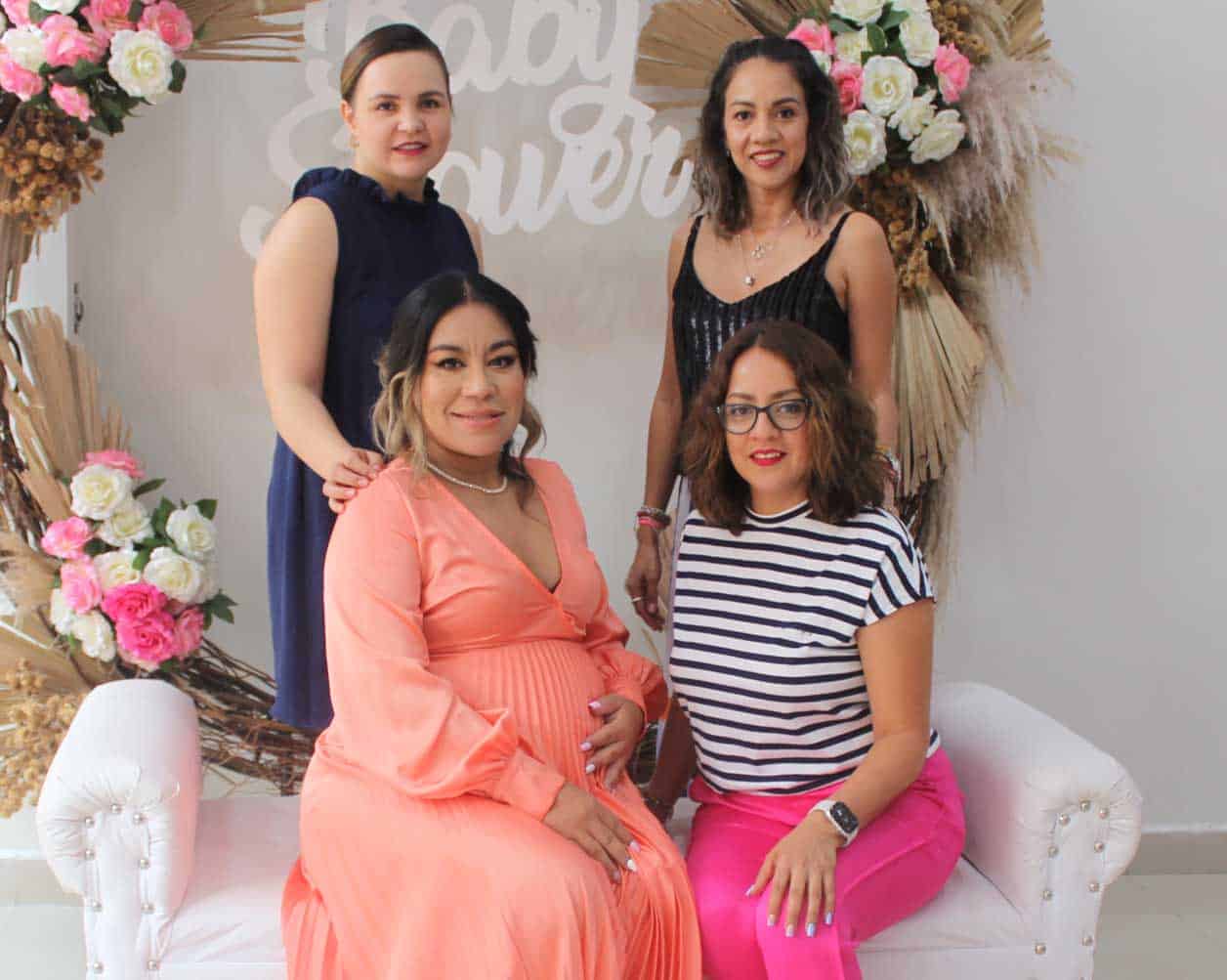 Acompañada de sus amigas
