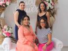Acompañada de sus amigas