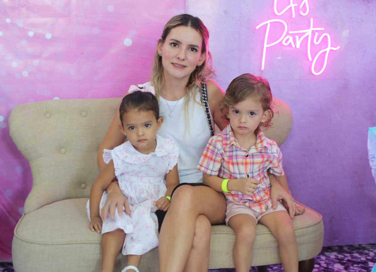 Andrea y Andre´s, junto a su mami