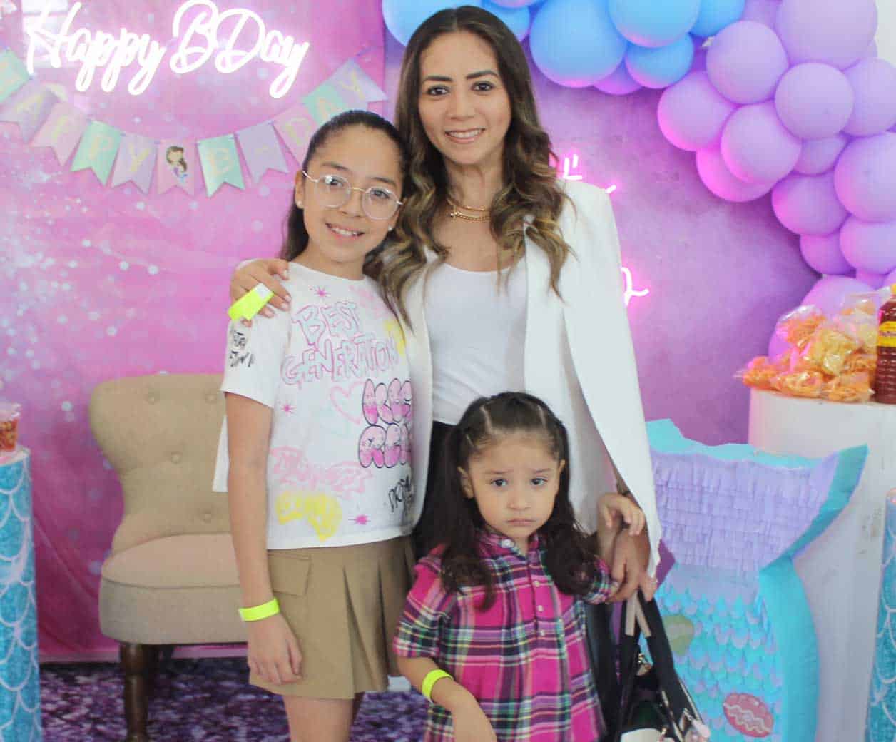 Renata y Antonella, con su mama´