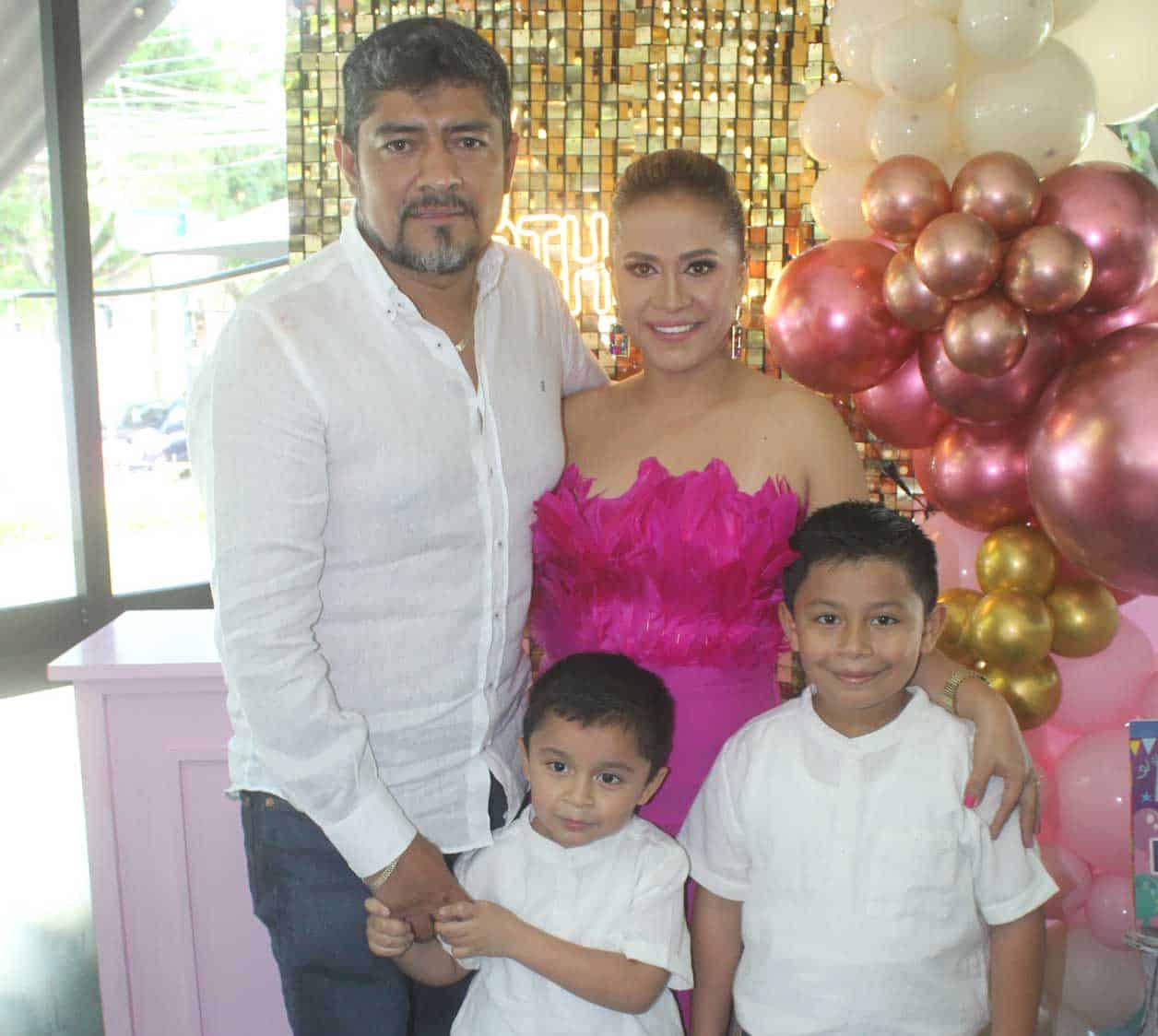 La cumpleañera, acompañada de su esposo Luis Alberto y sus hijos Dylan y Elian