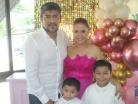 La cumpleañera, acompañada de su esposo Luis Alberto y sus hijos Dylan y Elian