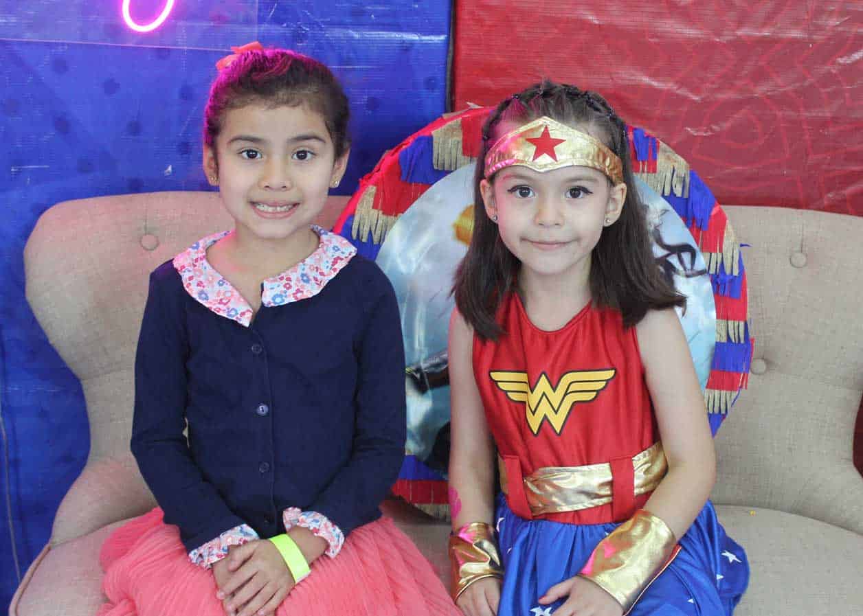 Vanessa con su amiga