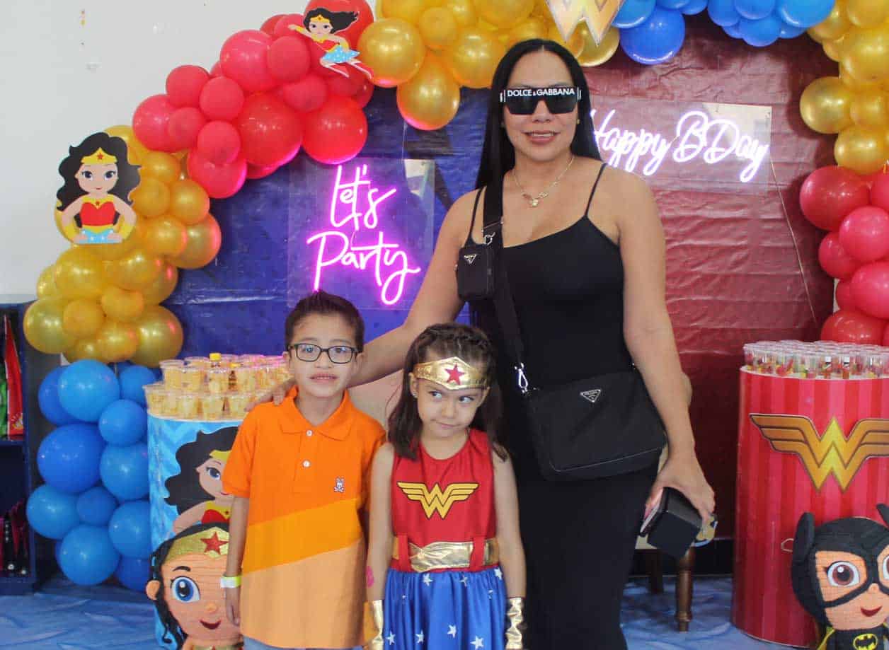 Darío, con su mami y la festejada
