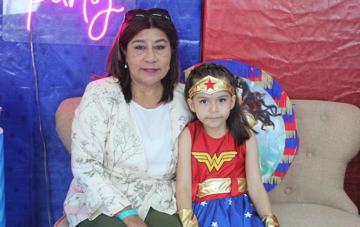 En compan~i´a de su abuelita
