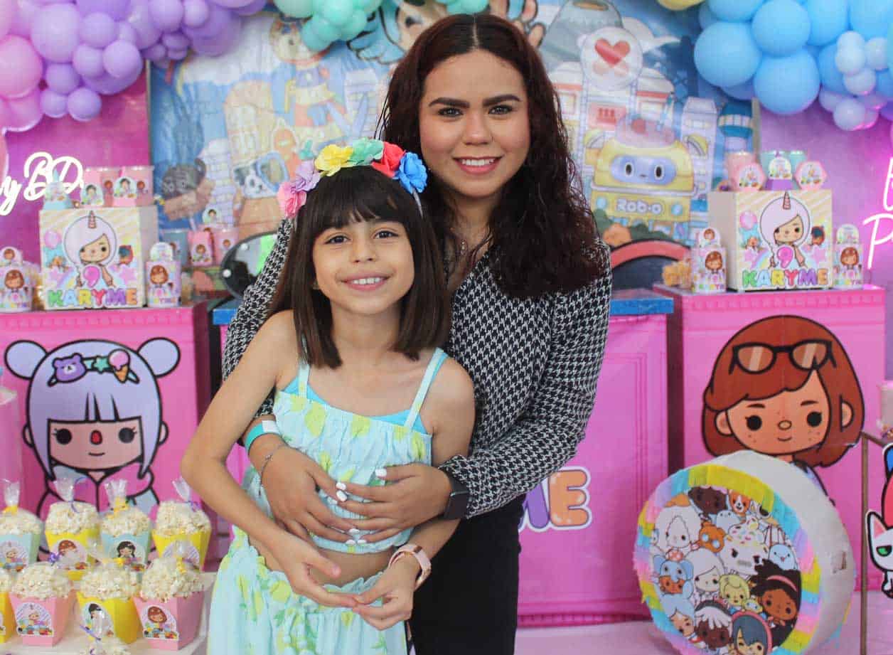 Itzel con la festejada
