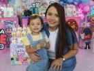 Regina con su mami