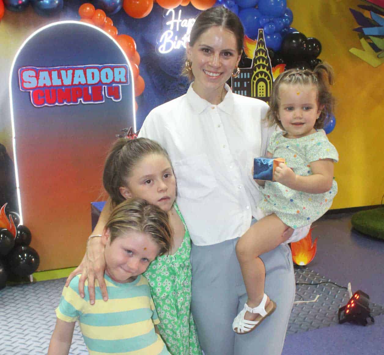 Emma con Valentina, Octavio y Julia