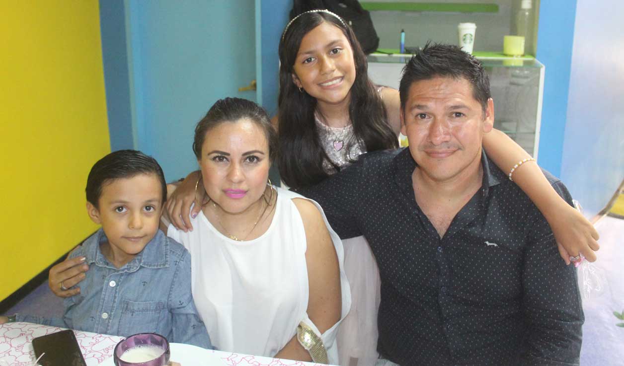 Carmen y Sergio con Mateo e Ivanna