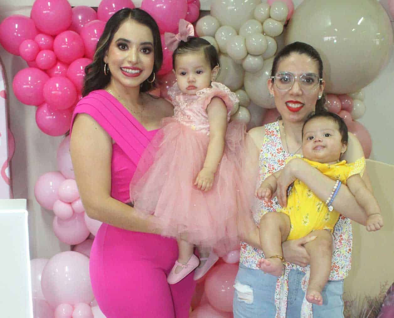 Daniela y Bárbara con la anfitriona