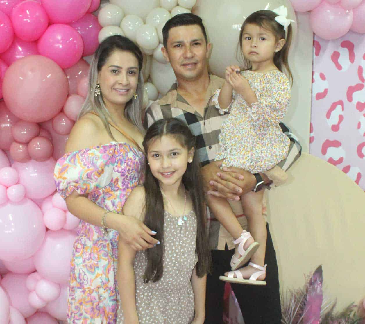 Zahira y Juan Carlos con Karime y Kimberly