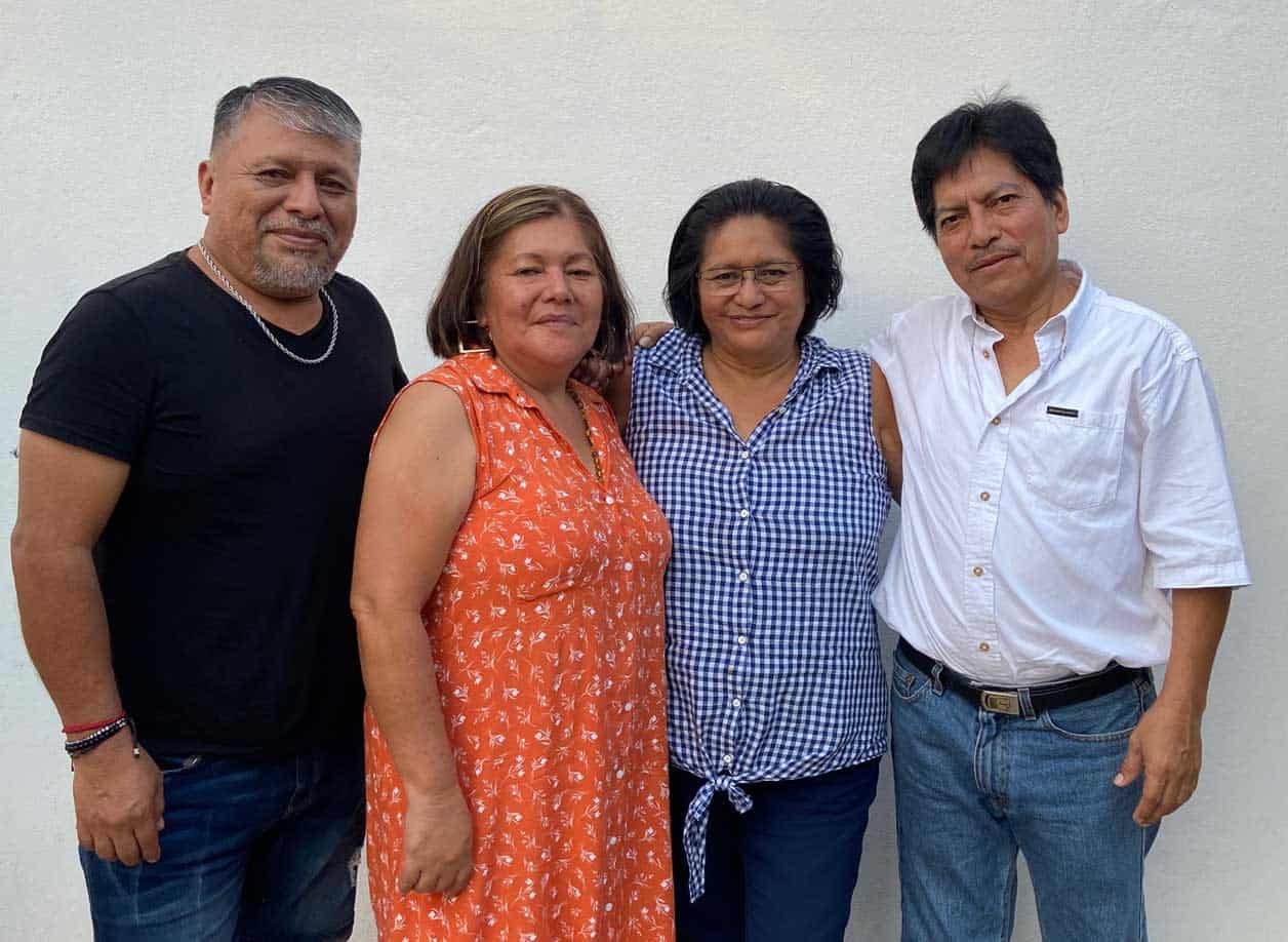 En compan~i´a de sus hermanos