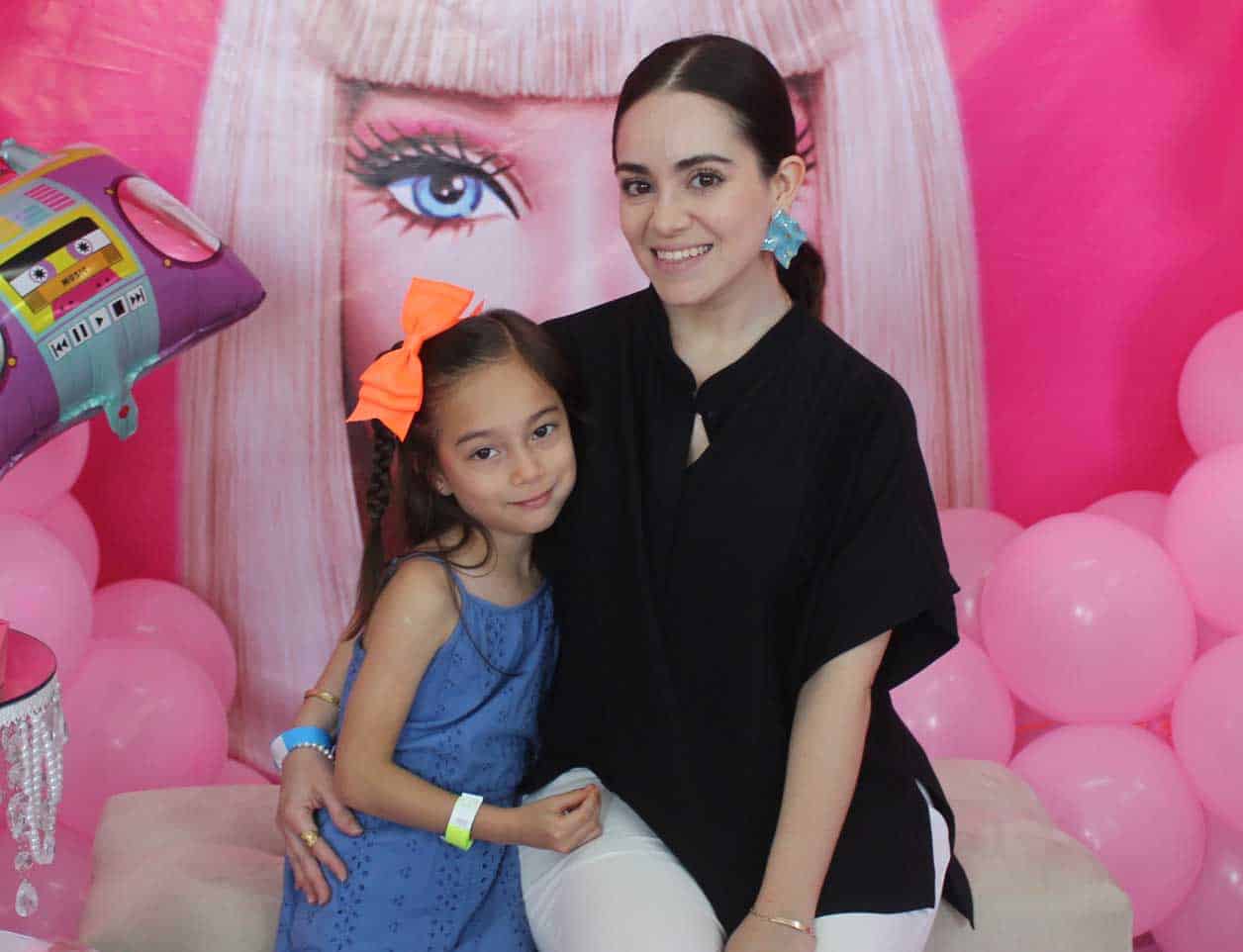 Mari´a Inés con su mami